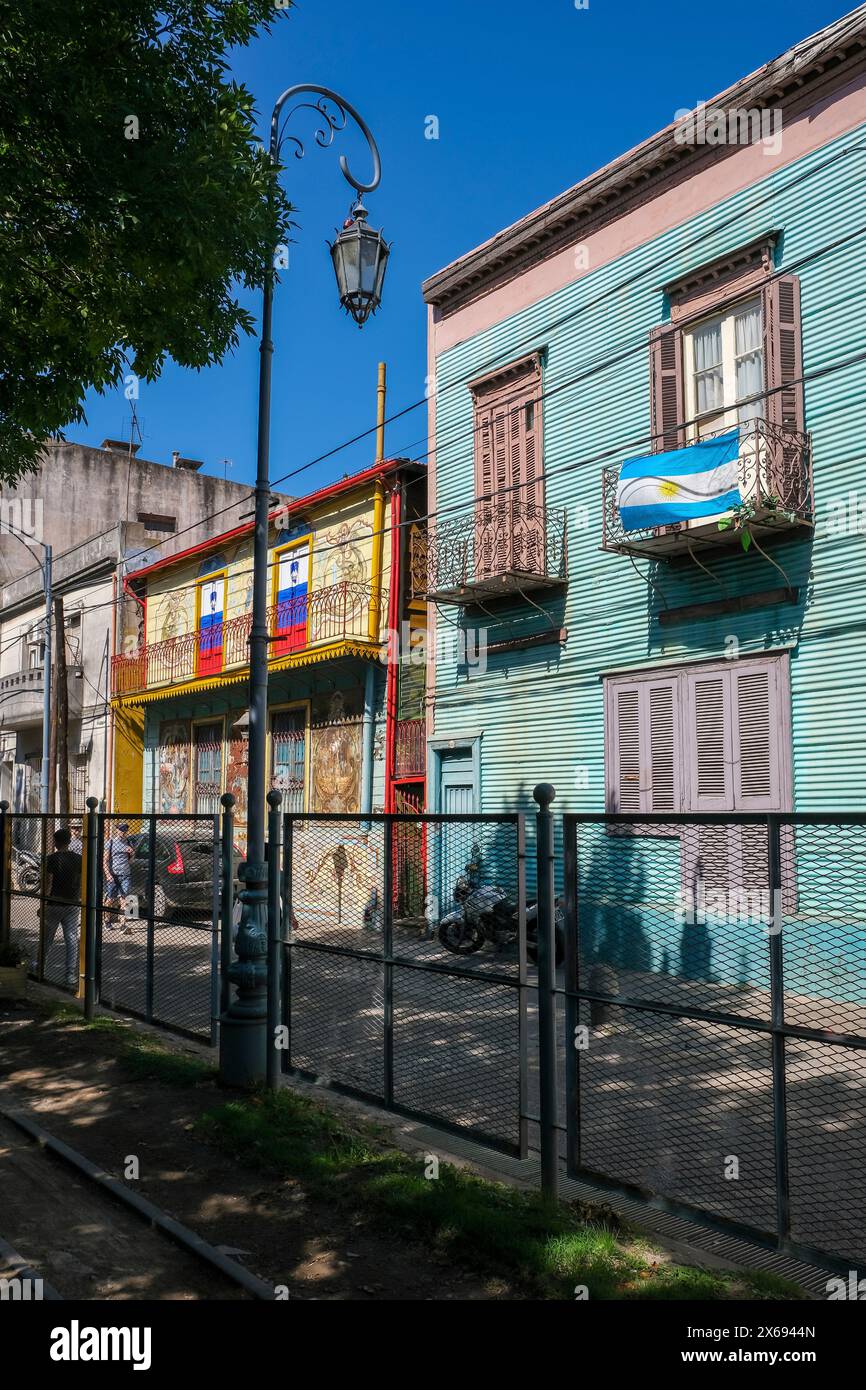 La Boca, Buenos Aires, Argentine, maisons peintes de couleurs vives dans le quartier portuaire autour de l'allée El Caminito. La Boca a émergé à la fin du XIXe siècle comme un quartier d'immigrants italiens, dont la plupart travaillaient comme ouvriers industriels Banque D'Images