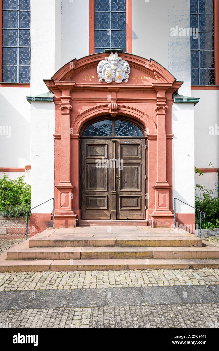 Portail de l'église catholique des membres Walburga in Winkel dans le Rheingau, église classée avec les tombes des comtes de Greiffenclau et Karoline von Günderode Banque D'Images