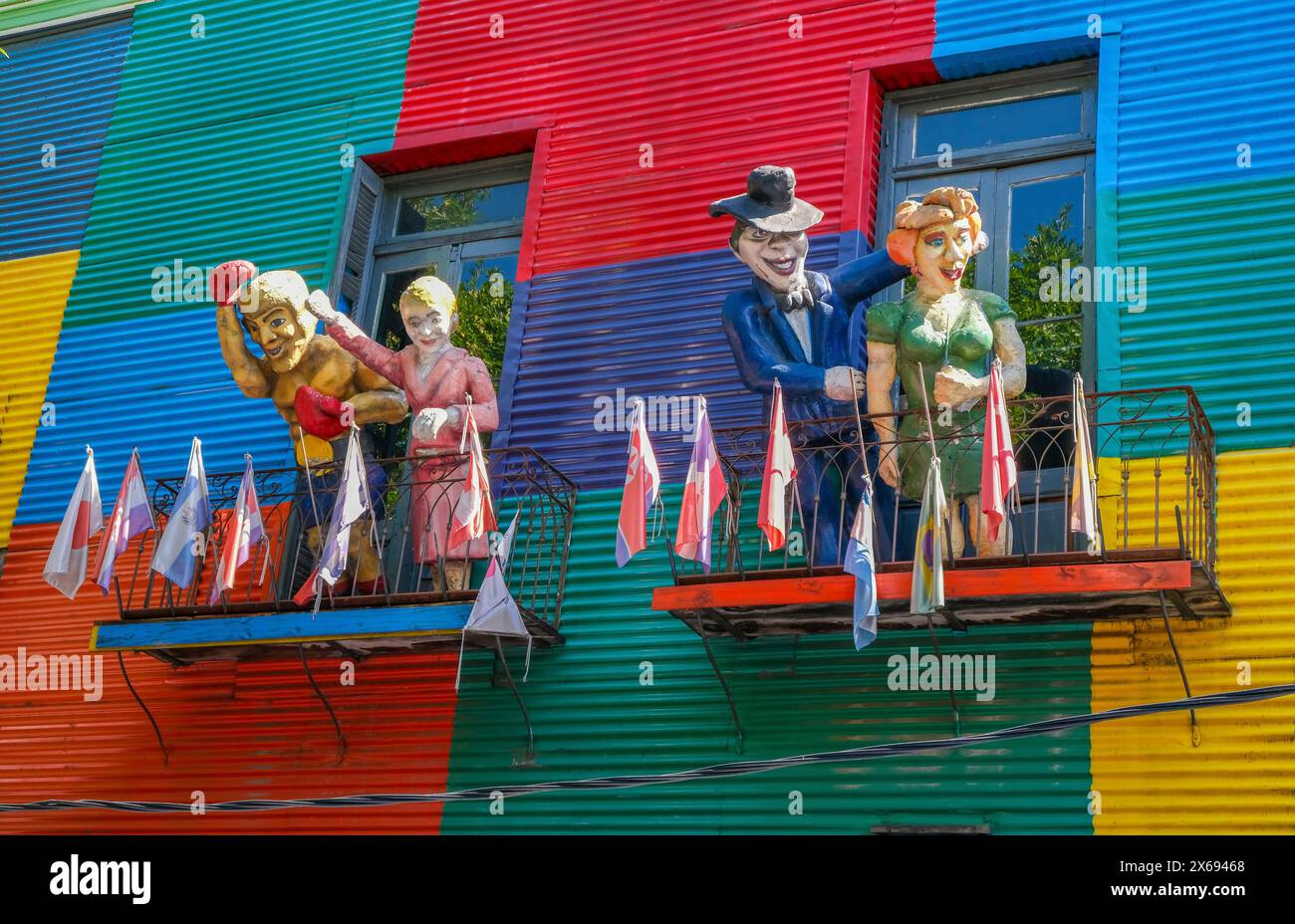 La Boca, Buenos Aires, Argentine a peint des maisons colorées dans le quartier du port autour de l'allée El Caminito. Sur un balcon au-dessus d’un magasin, des figures de personnalités argentines vous accueillent Banque D'Images