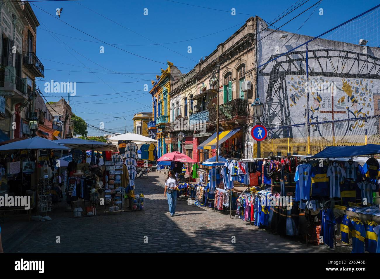 La Boca, Buenos Aires, Argentine, maisons peintes de couleurs vives dans le quartier portuaire autour de l'allée El Caminito. La Boca a émergé à la fin du XIXe siècle comme un quartier d'immigrants italiens, dont la plupart travaillaient comme ouvriers industriels Banque D'Images