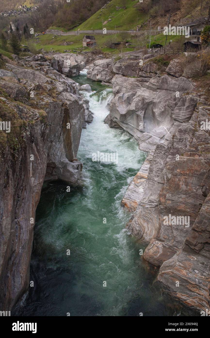 Vallée de Verzasca, Alpes suisses, rivière, rochers, eau verte, Lavertezzo, Tessin, Suisse Banque D'Images