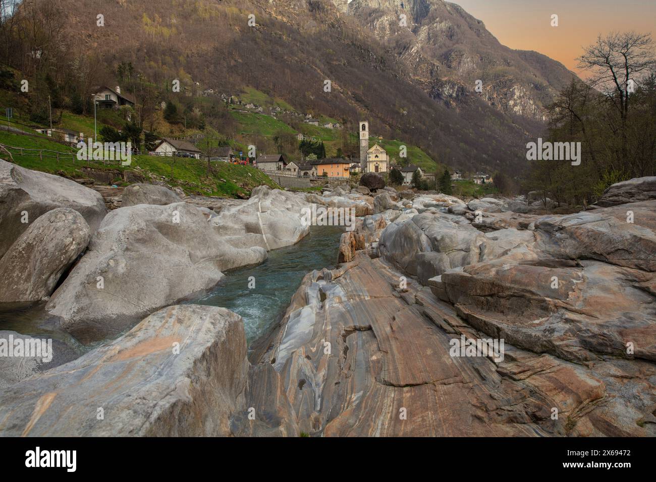 Vallée de Verzasca, Alpes suisses, rochers, Rustico, Lavertezzo, Tessin, Suisse Banque D'Images