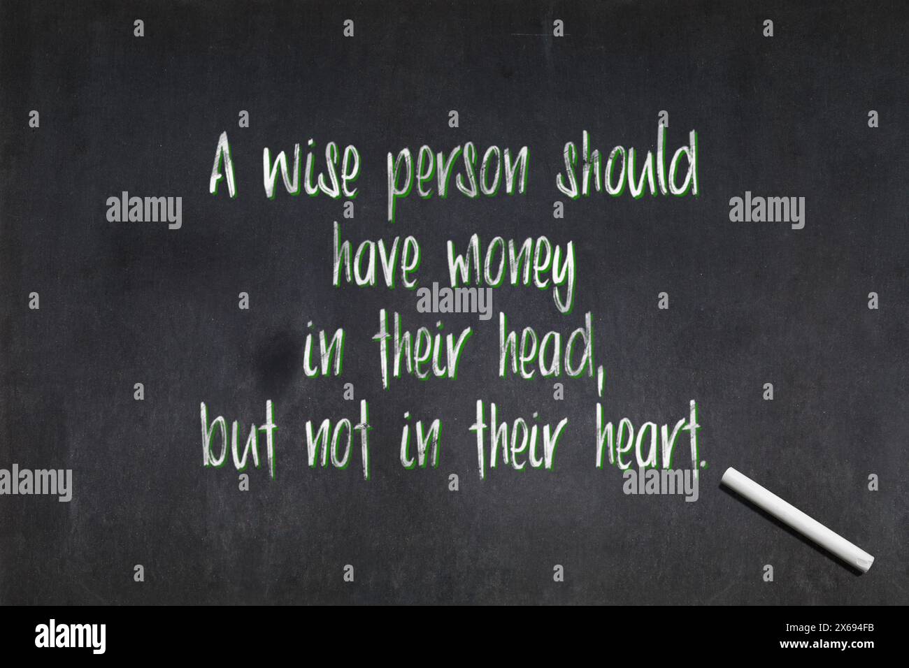 Blackboard avec une citation du XVIIIe siècle était un satiriste anglo-irlandais Jonathan Swift disant : «Une personne sage devrait avoir de l'argent dans sa tête, mais non Banque D'Images