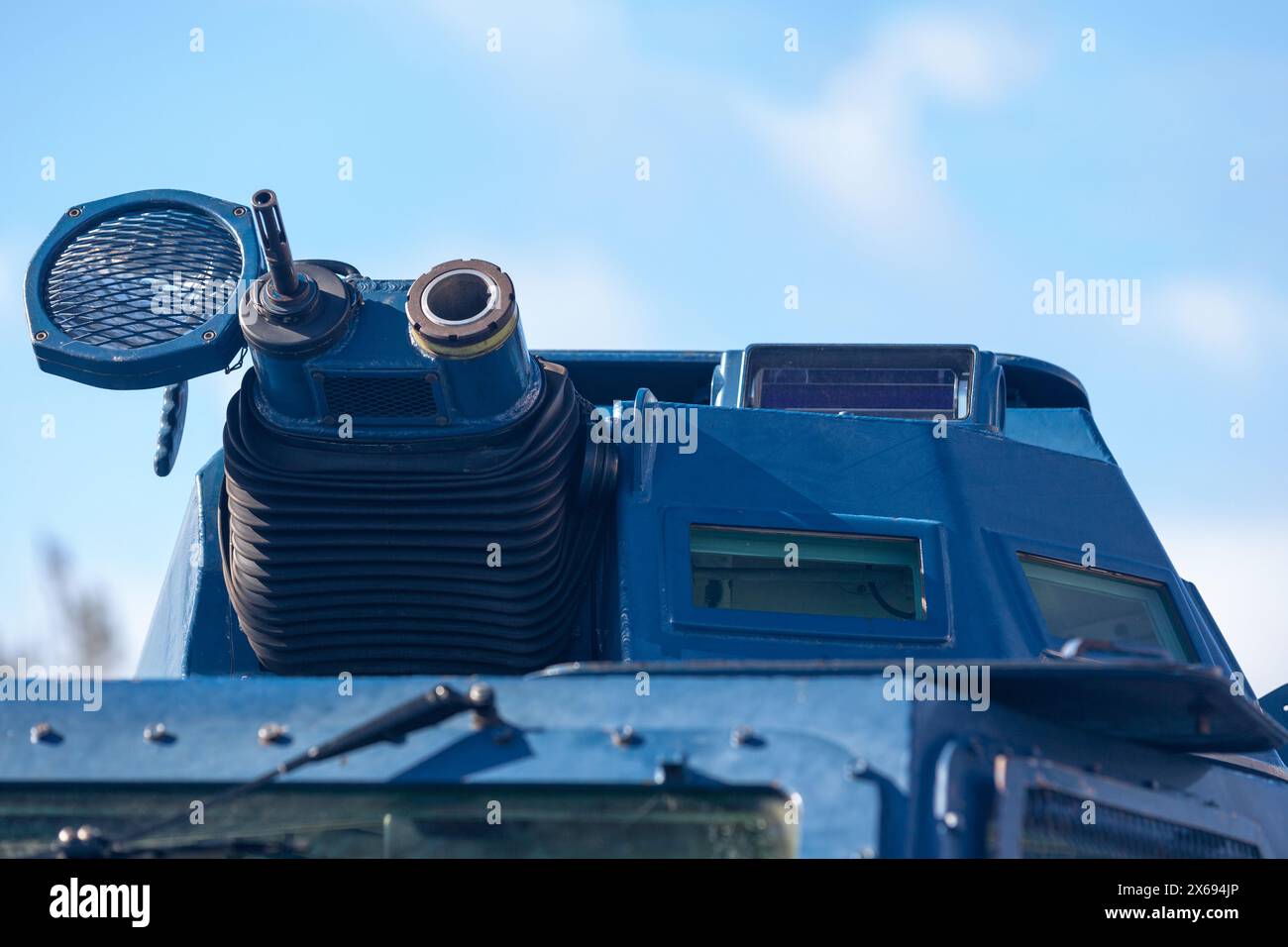 Gros plan sur la mitrailleuse et le lance-grenades d’un véhicule blindé du GBGM (groupement aveuglé de gendarmerie mobile). Banque D'Images