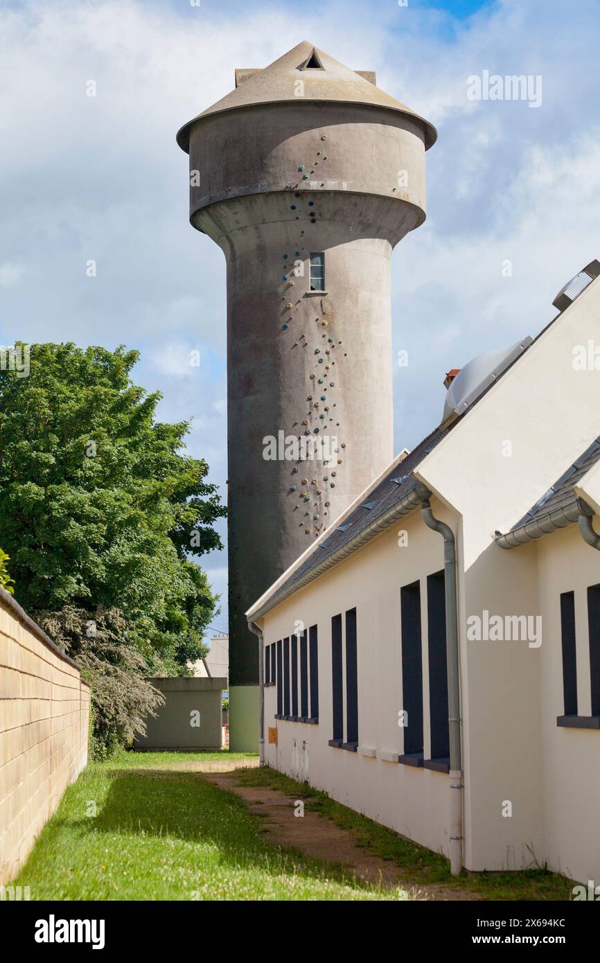 Château d'eau transformé en mur d'escalade à Pleyber-Christ, bretagne. Banque D'Images