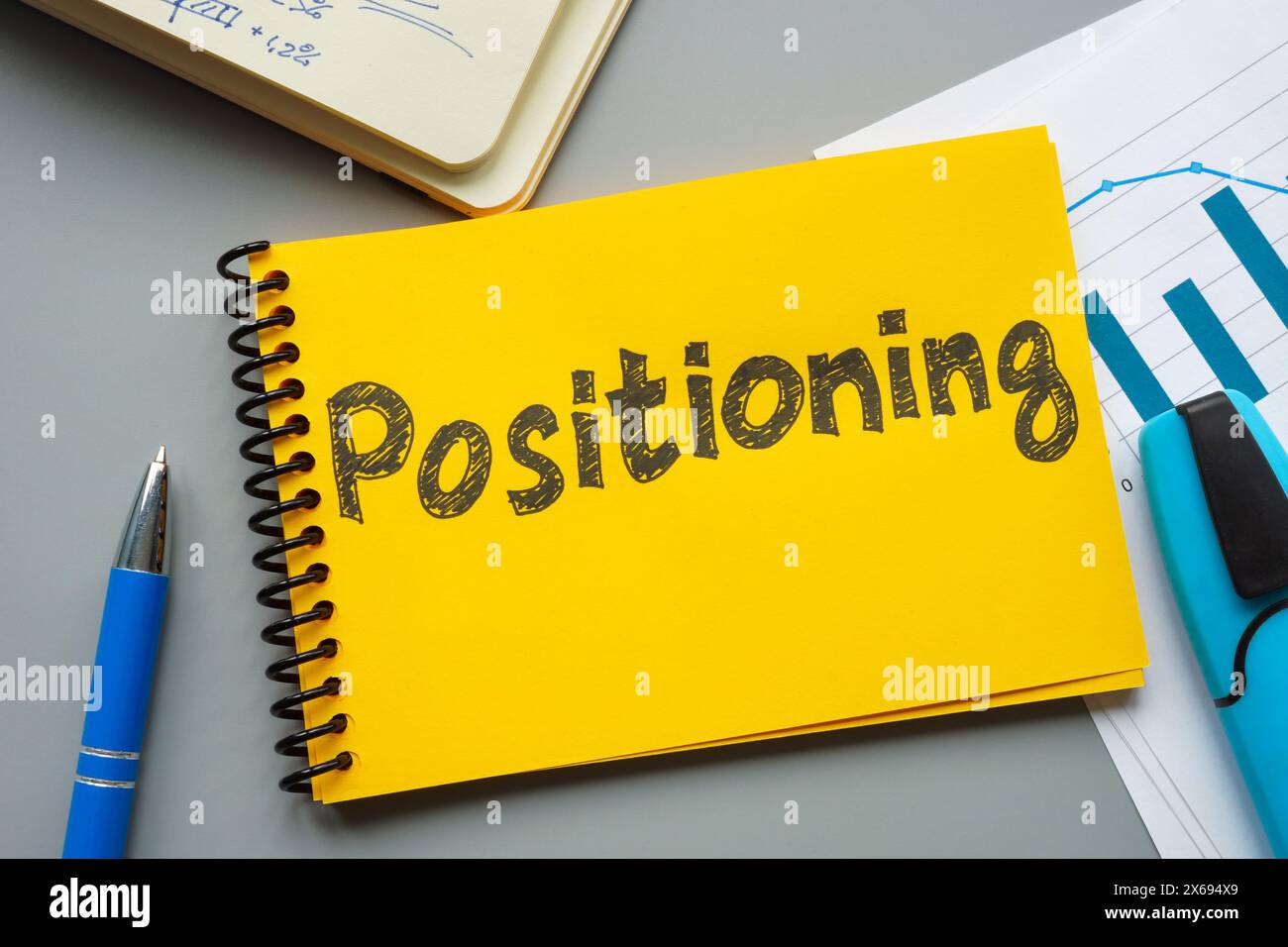 Inscription de positionnement à côté des dossiers commerciaux et du rapport marketing. Banque D'Images