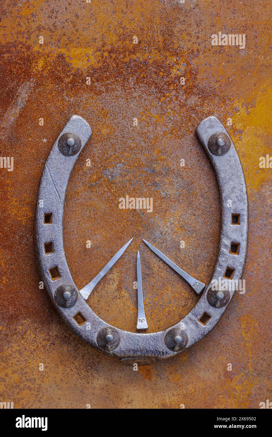 Vieux fer à cheval comme décoration, symbole de chance sur un fond rouillé Banque D'Images