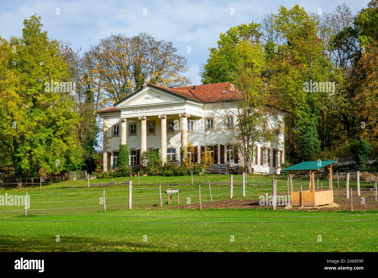 Ostfildern - Scharnhausen, palais de plaisance de Scharnhausen. En 1784, le duc Karl Eugen von Württemberg fit construire le palais pour son amant et plus tard son épouse Franziska von Hohenheim. Aujourd'hui, le palais abrite le HPZ Scharnhausen, un centre de physiothérapie et d'équitation thérapeutique. Banque D'Images