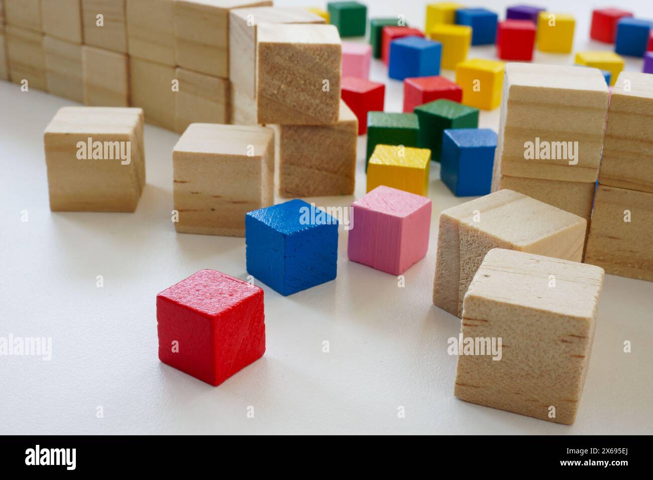 Mur brisé fait de cubes et de couleurs comme un concept de diversité, d'inclusion et d'anti-discrimination. Banque D'Images