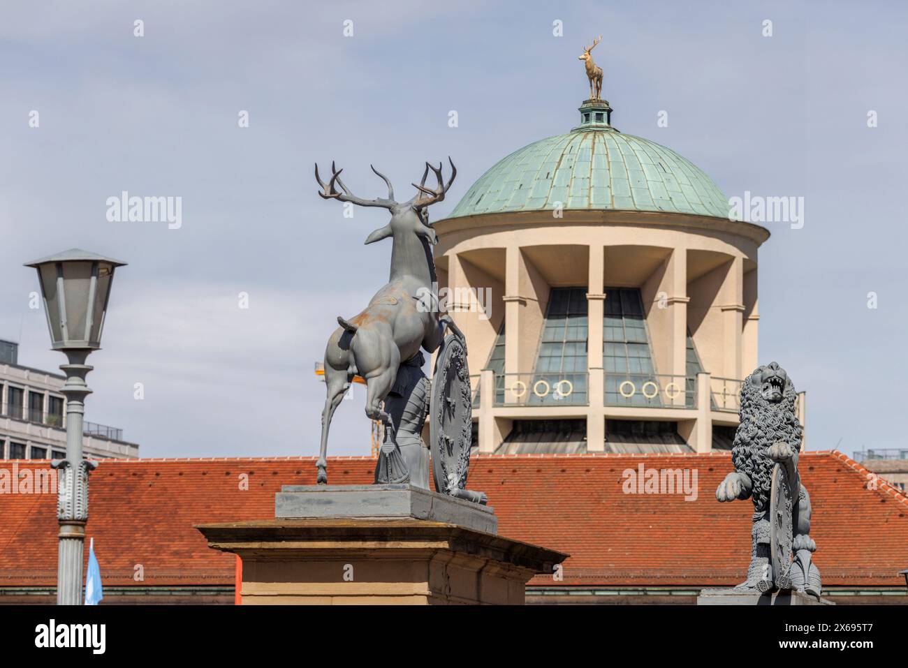 Stuttgart bâtiment d'art Dôme avec sculpture de cerf doré, sculptures d'animaux héraldiques du cerf et du lion de l'état de Bade-Württemberg au premier plan Banque D'Images