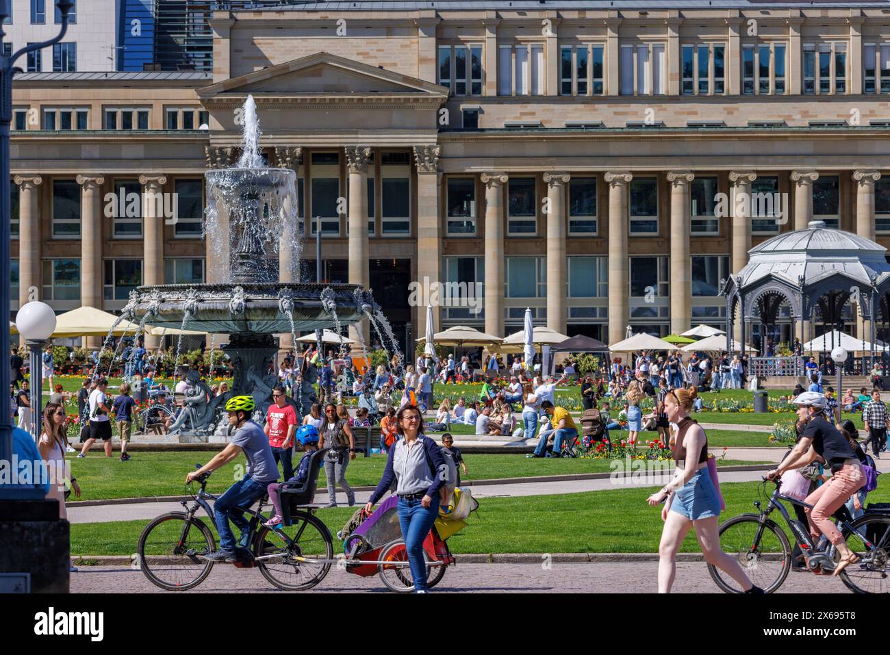 Fontaine sud sur Schlossplatz Stuttgart, pavillon et bâtiment royal humeur printanière, animée, ensoleillée Banque D'Images