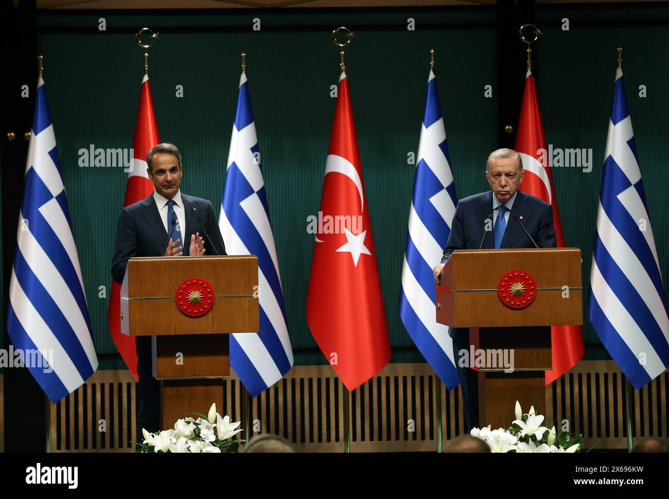 Ankara, Turkiye. 13 mai 2024. Le président turc Recep Tayyip Erdogan (à droite) et le premier ministre grec Kyriakos Mitsotakis assistent à une conférence de presse conjointe à Ankara, T¨¹rkiye, le 13 mai 2024. Erdogan et Mitsotakis ont souligné lundi l'importance de maintenir la trajectoire positive récente dans les relations bilatérales, malgré des différends de longue date. Crédit : Xinhua/Alamy Live News Banque D'Images