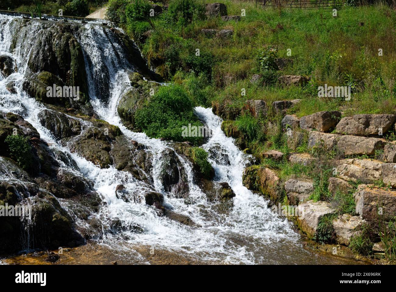 Streaming de l'eau sur les roches Banque D'Images