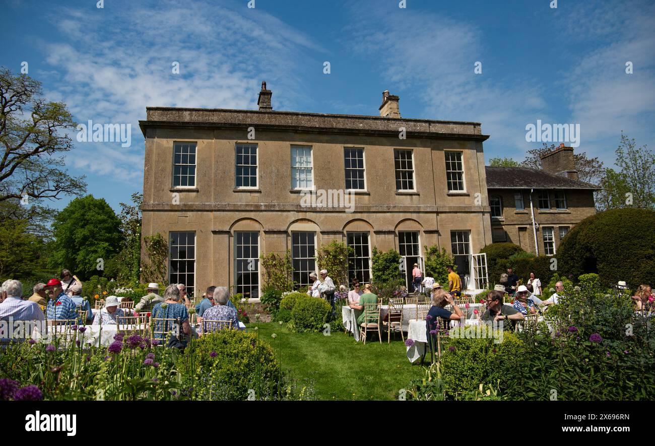 Les visiteurs profitant d'une journée ensoleillée se sont assis à des tables en prenant des rafraîchissements à l'élégante Salthrop House Wroughton vente de plantes rares mai 2024 Banque D'Images