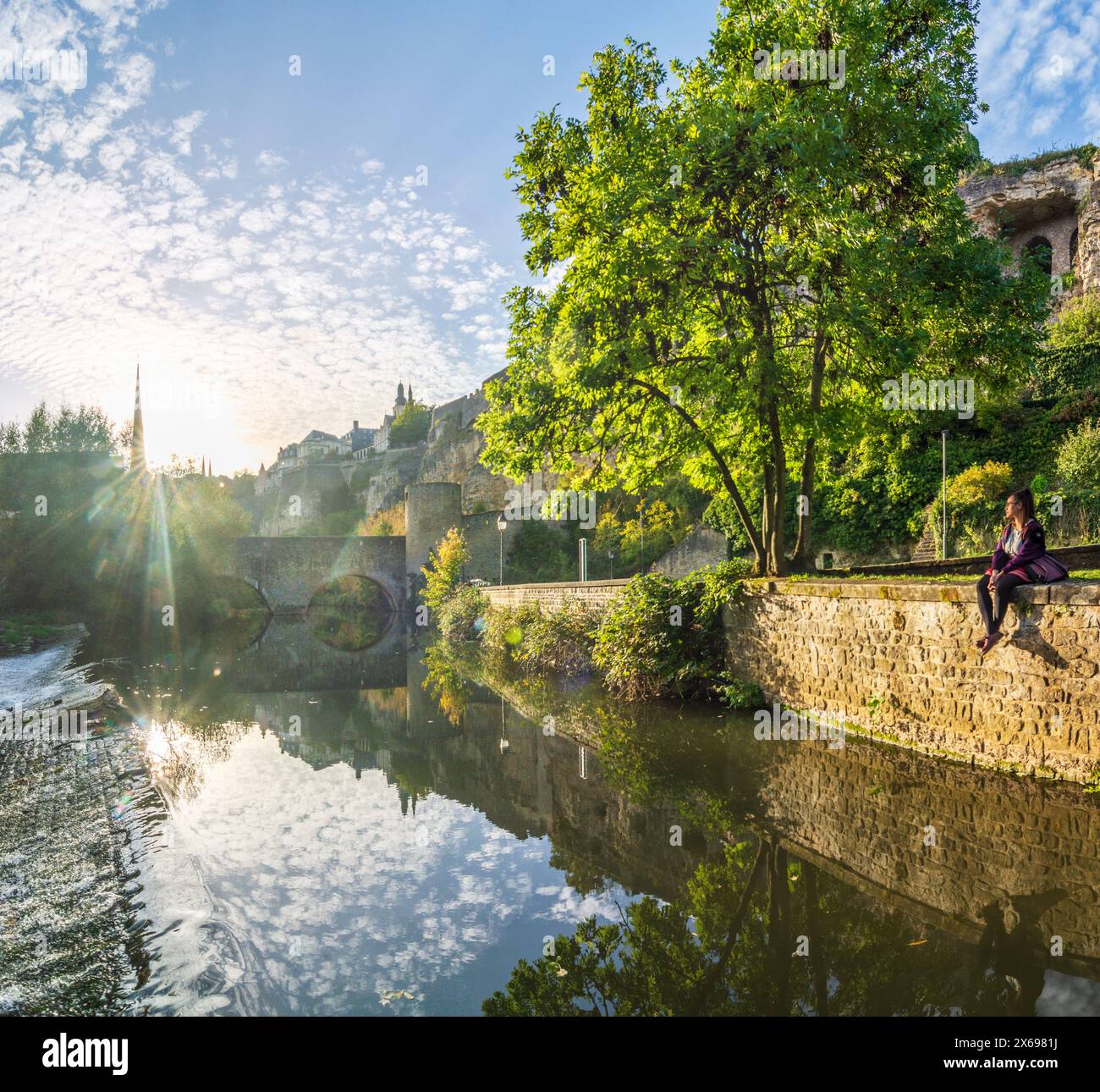 Luxembourg ville (Luxembourg, Letzebuerg), mur de Wenceslas, pont Stierchen, rivière Alzette, jeune femme au mur au Luxembourg Banque D'Images