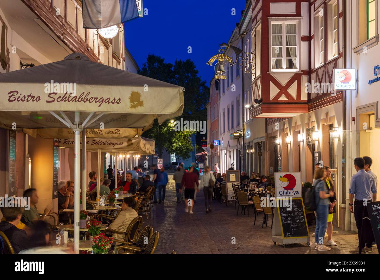 Trèves, rue Glockenstraße dans la vieille ville, restaurant en plein air, région de Moselle, Rhénanie-Palatinat, Allemagne Banque D'Images
