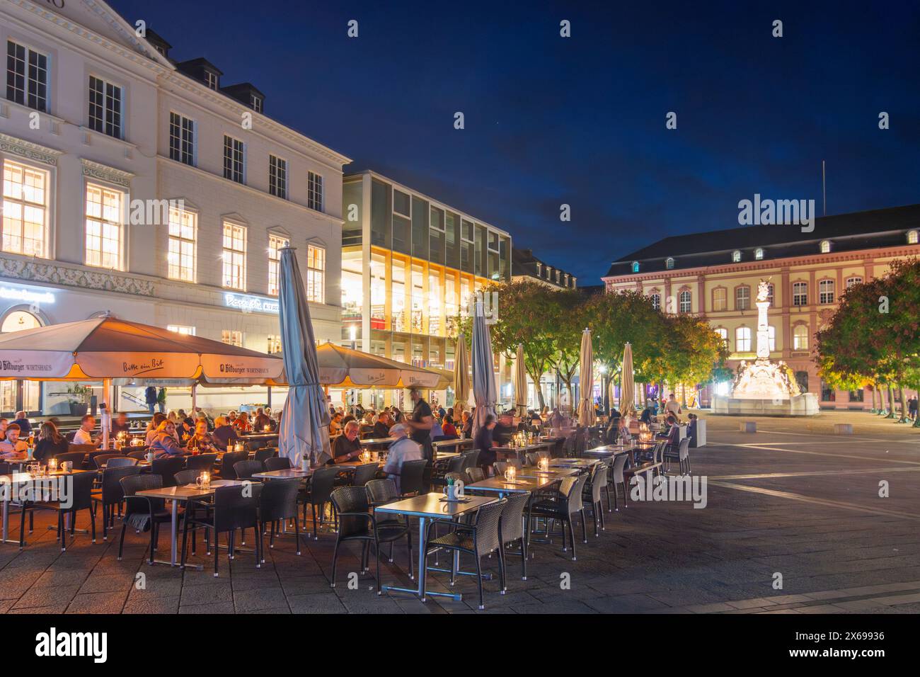 Trèves, Square Kornmarkt, restaurant en plein air, région de Moselle, Rhénanie-Palatinat, Allemagne Banque D'Images