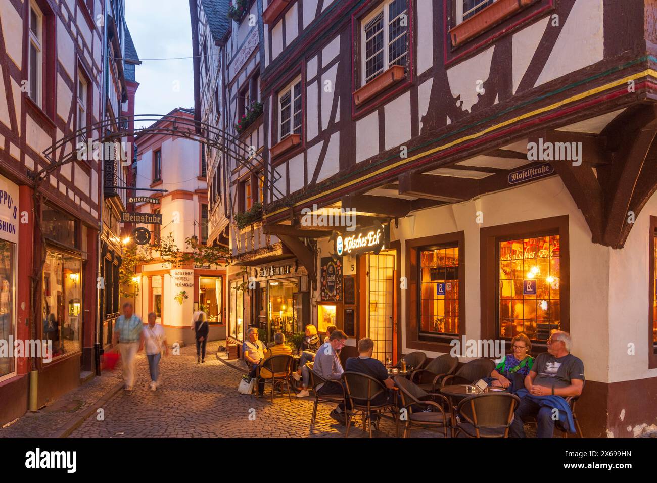 Bernkastel-Kues, ruelle étroite dans la vieille ville, bar à vin, restaurant, région Moselle, Rhénanie-Palatinat, Allemagne Banque D'Images