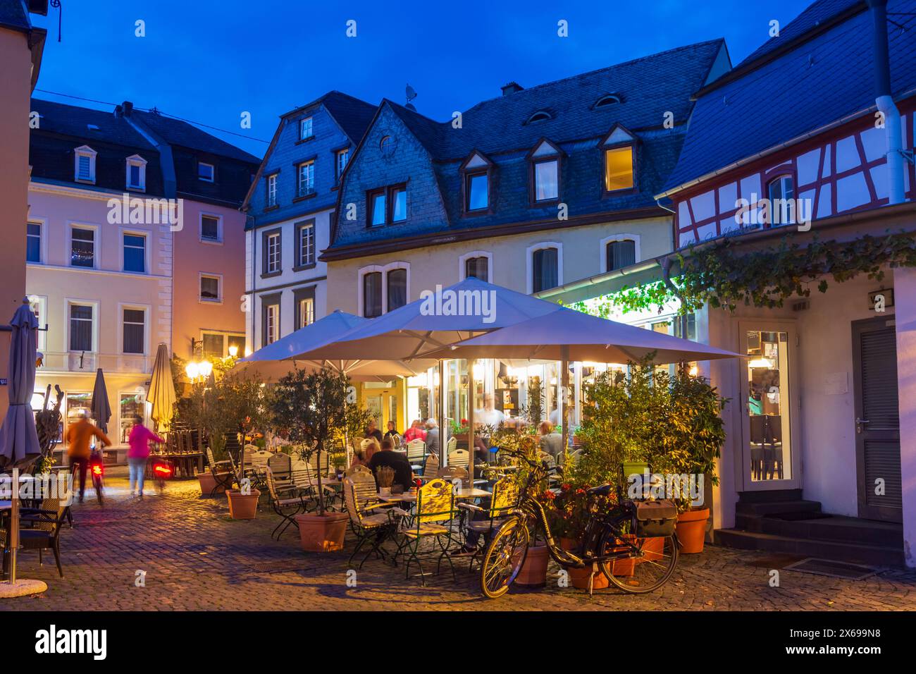 Bernkastel-Kues, Square Karlsbader Platz, restaurant, région de Moselle, Rhénanie-Palatinat, Allemagne Banque D'Images