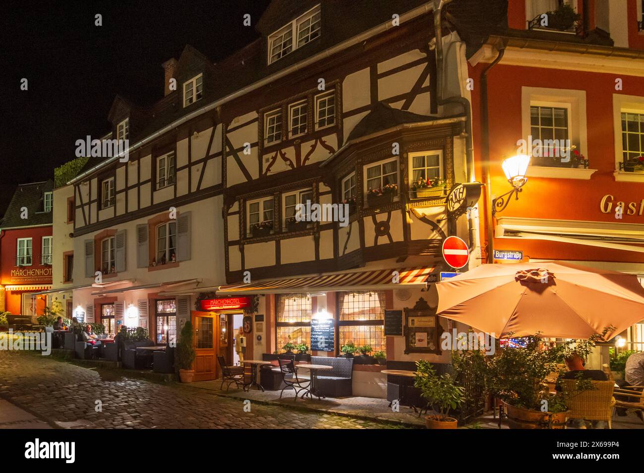Bernkastel-Kues, rue Burgstraße dans la vieille ville, restaurant, région de Moselle, Rhénanie-Palatinat, Allemagne Banque D'Images