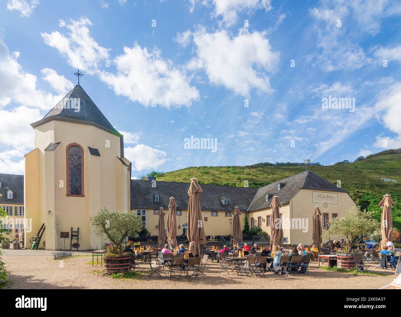 Bernkastel-Kues, ancienne abbaye de Machern, restaurant en plein air, région de Moselle, Rhénanie-Palatinat, Allemagne Banque D'Images