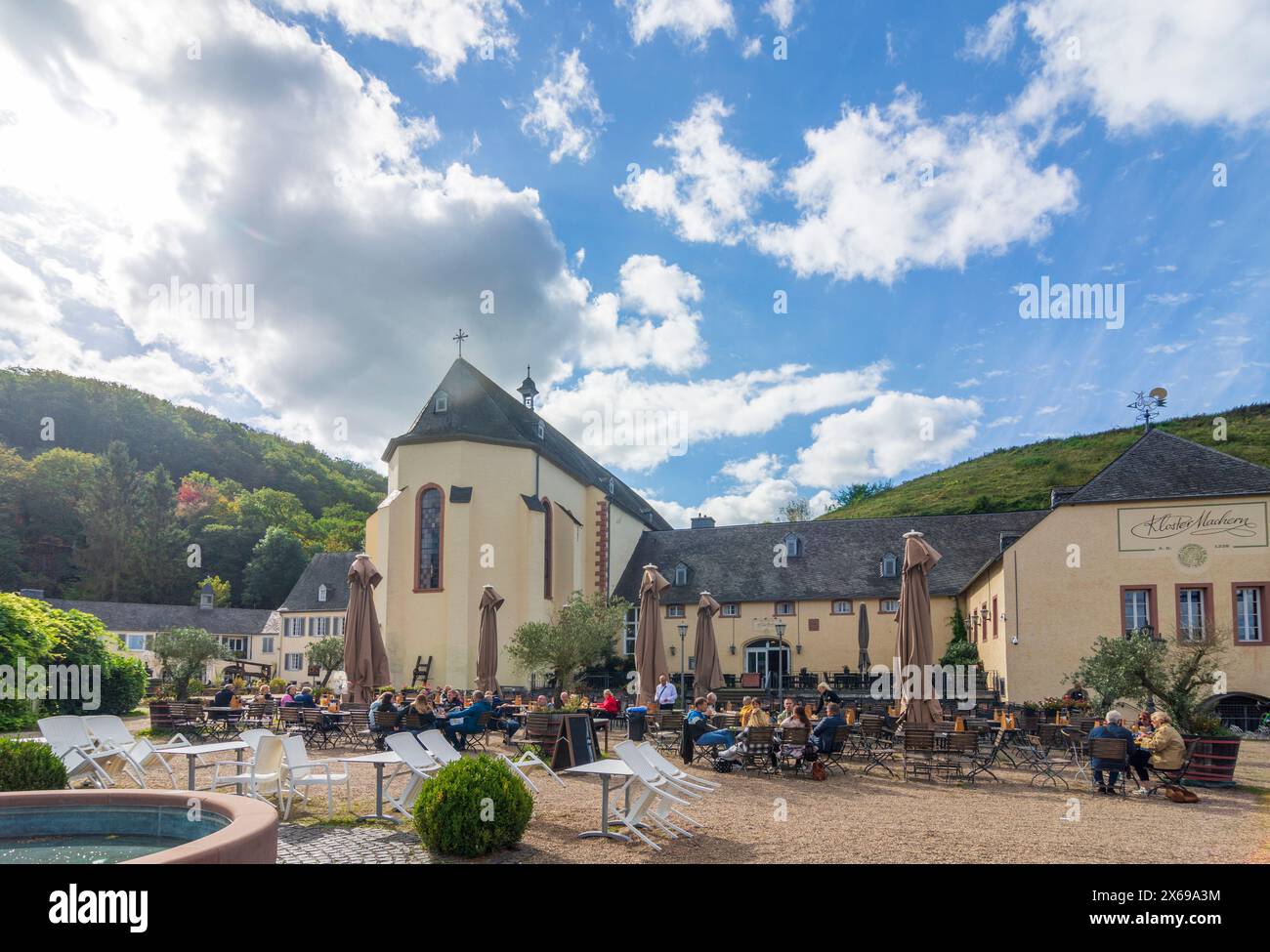 Bernkastel-Kues, ancienne abbaye de Machern, restaurant en plein air, région de Moselle, Rhénanie-Palatinat, Allemagne Banque D'Images