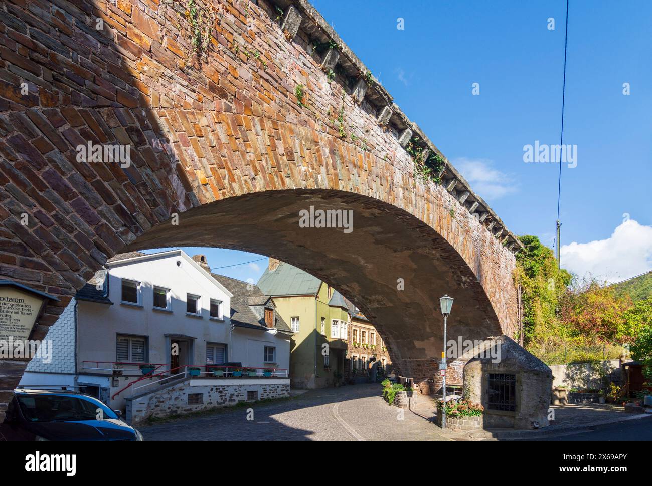 Bruttig-Fankel, remblai et pont ferroviaire inutilisés à Bruttig, région de Moselle, Rhénanie-Palatinat, Allemagne Banque D'Images