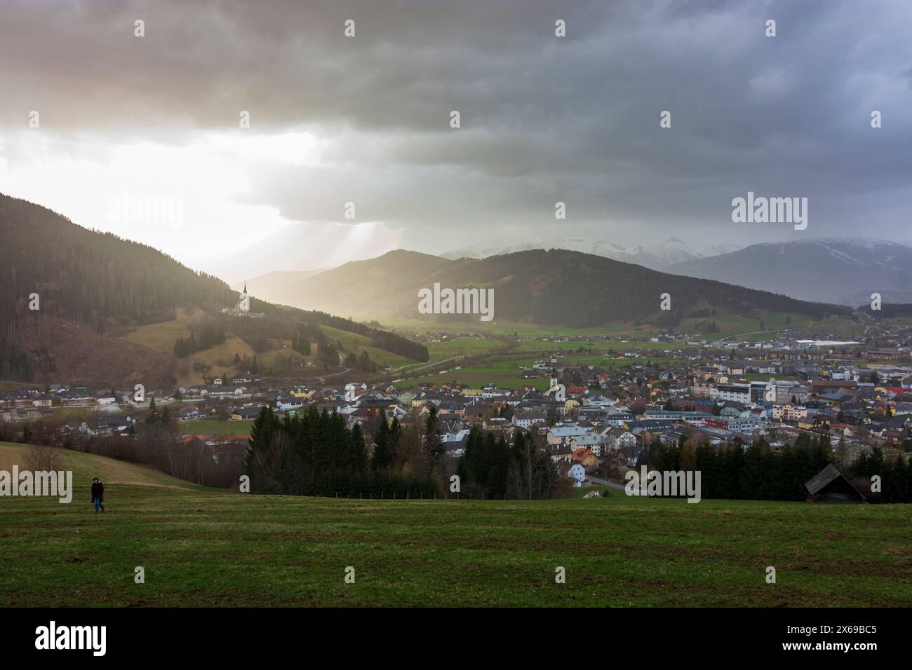 Tamsweg, vue sur Tamsweg, église équipée Leonhard ob Tamsweg sur la colline, chaîne de montagnes du Haut Tauern à Lungau, Salzbourg, Autriche Banque D'Images