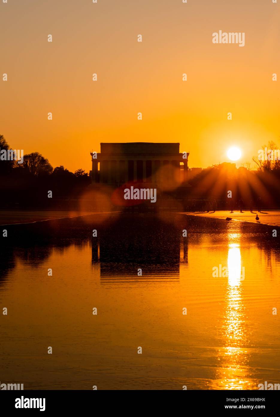 Les teintes du coucher du soleil embrassent le Lincoln Memorial Banque D'Images