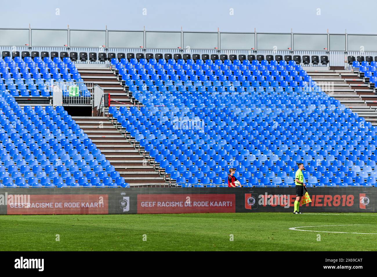 Deinze, Belgique. 12 mai 2024. Geef racisme de Rode karaté sur le LED board photographié lors d'un match de football entre KMSK Deinze et SK Lommel dans la promotion play offs finales - deuxième manche de la saison Challenger Pro League 2023-2024, le dimanche 12 mai 2024 à Deinze, Belgique . Crédit : Sportpix/Alamy Live News Banque D'Images