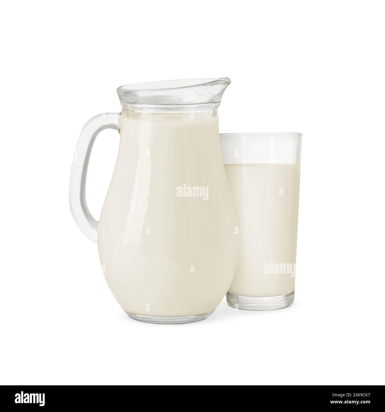 Verre et cruche avec du lait isolé sur blanc Banque D'Images