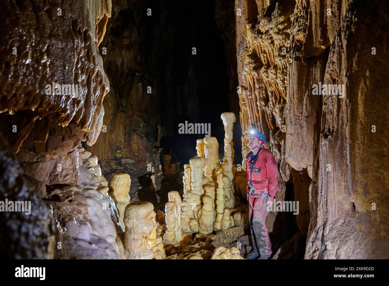 Spéléologues parmi les stalactites Banque D'Images