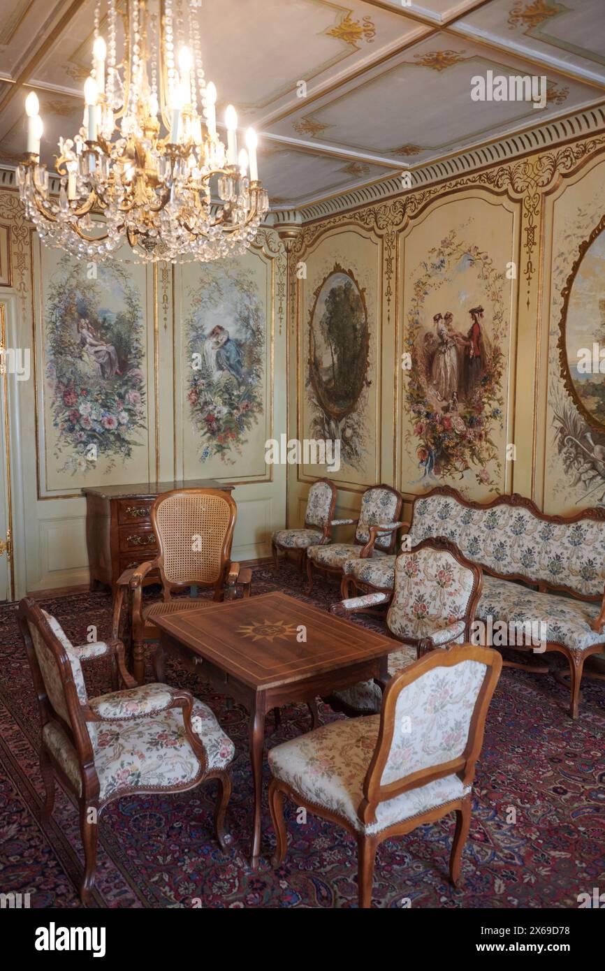 Château de Gruyères, vue intérieure, table de salon avec lustre Banque D'Images