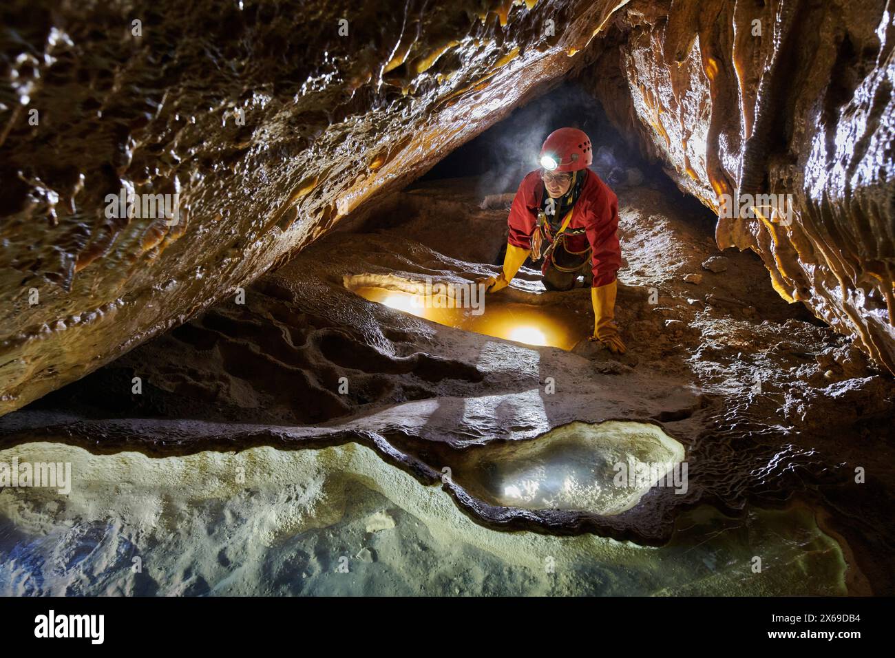 Explorateur de grottes dans un bassin de frittage Banque D'Images