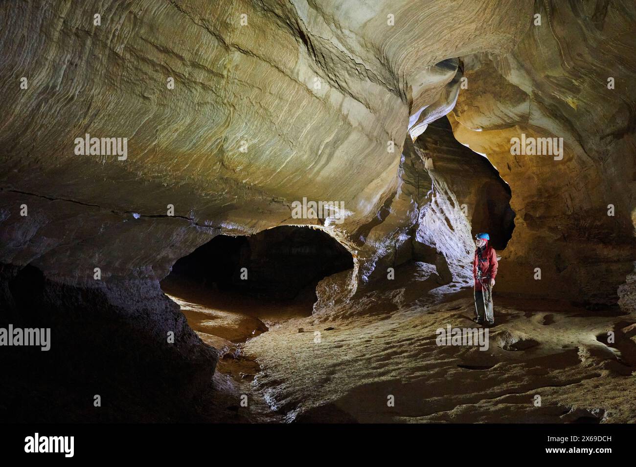 Spéléologue dans une grotte, labyrinthe Banque D'Images