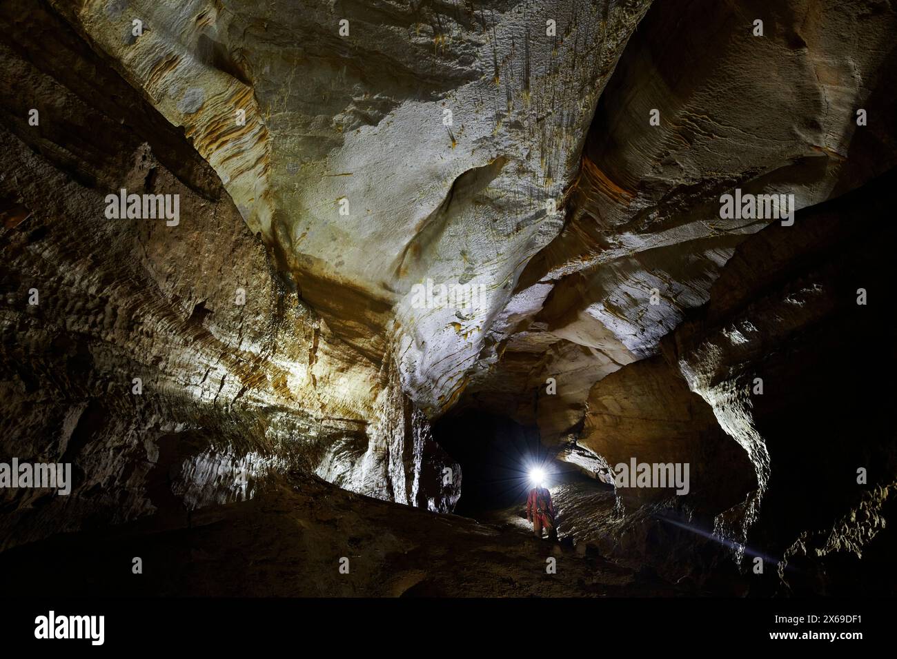 Spéléologue dans une grotte, couloir géant Banque D'Images