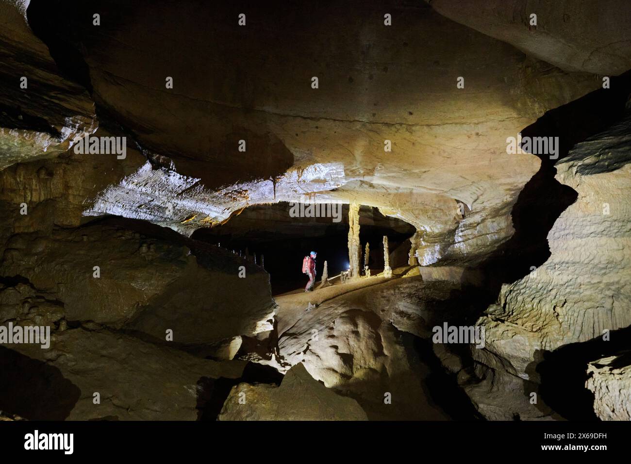 Speleologist explore le groupe Metro Sinter dans la Grotte de la Malatiere Banque D'Images