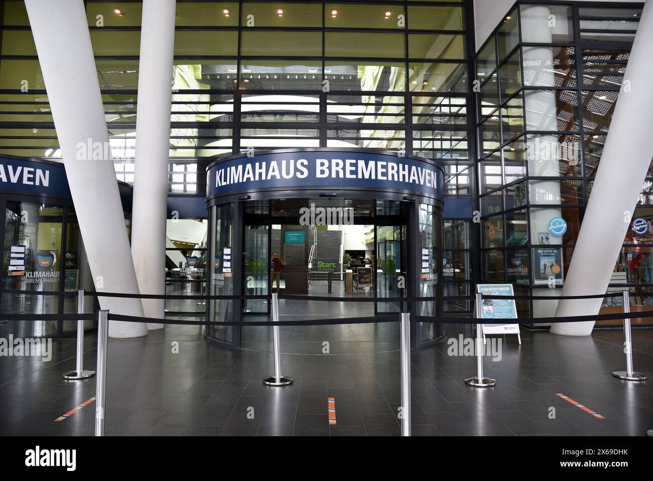 Europe, Allemagne, Brême, Bremerhaven, Klimahaus Bremerhaven, le Klimahaus Bremerhaven est une maison d'exposition scientifique à Bremerhaven. Il est situé au Vieux Port et fait partie du Havenwelten, sa forme ressemble à un bateau. Banque D'Images