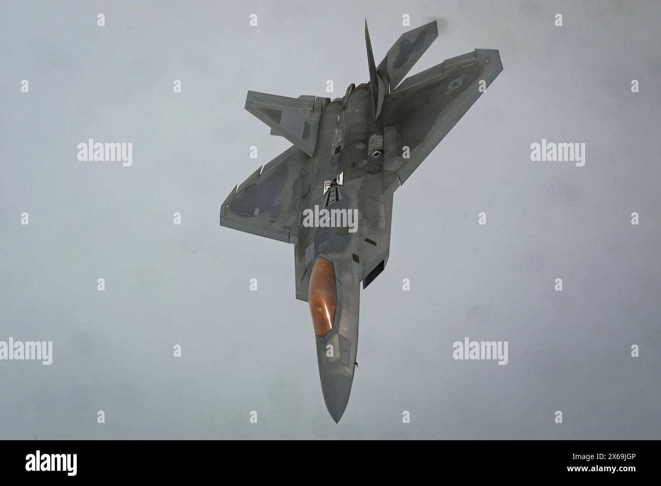 Anchorage, États-Unis. 03 mai 2024. Un chasseur F-22 Raptor de l'US Air Force affecté au 477th Fighter Group s'approche pour faire le plein d'un avion KC-135 Stratotanker lors de l'exercice Royal Flush, le 3 mai 2024, au-dessus de l'Alaska. Crédit : SRA Haiden Morris/U. S Air Force/Alamy Live News Banque D'Images