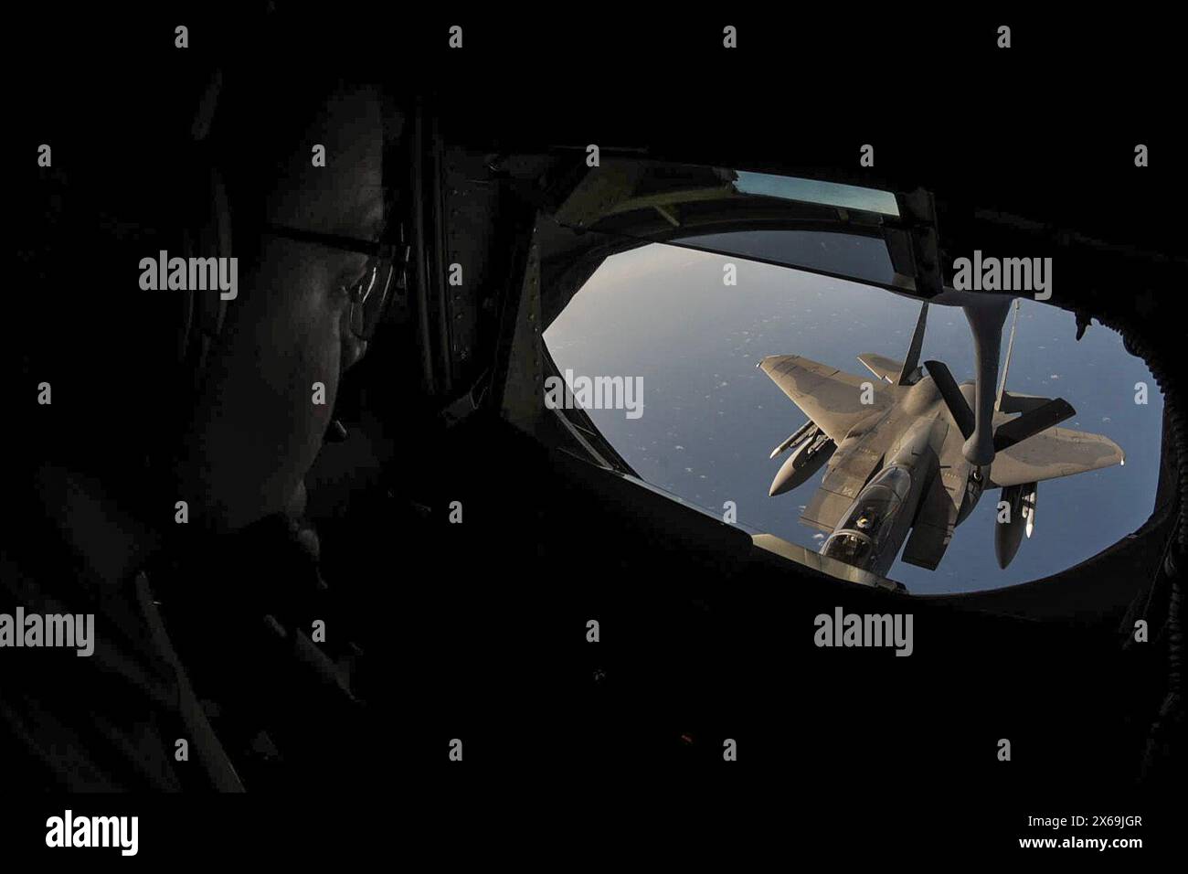 Savannah, États-Unis. 09 mai 2024. Un chasseur F-22 Raptor de l'US Air Force affecté à la 1st Fighter Wing, se ravitaille d'un avion KC-135 Stratotanker lors de l'exercice Sentry Savannah, le 9 mai 2024, au-dessus de Savannah, en Géorgie. Crédit : MSGT. Morgan Whitehouse/U. S Air Force/Alamy Live News Banque D'Images