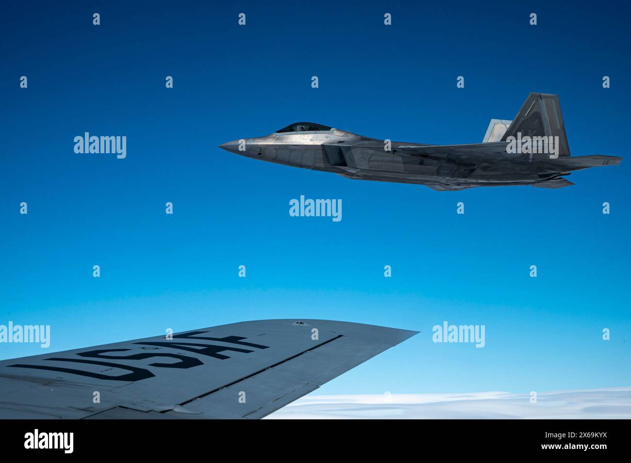 Anchorage, États-Unis. 04 mai 2024. Un chasseur F-22 Raptor de l'US Air Force affecté au 477th Fighter Group vole en formation aux côtés d'un avion KC-135 Stratotanker lors de l'exercice Royal Flush, le 4 mai 2024, au-dessus de l'Alaska. Crédit : SSGT. Ryan Gomez/U. S Air Force/Alamy Live News Banque D'Images
