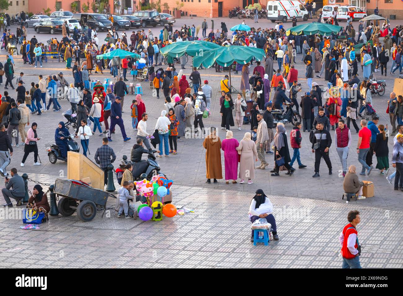 Place Jamaa el Fna à Marrakech, tradition et coutumes antiques Maroc, patrimoine mondial de l'UNESCO, vie et richesse culturelle, Marrakech, Maroc - Banque D'Images