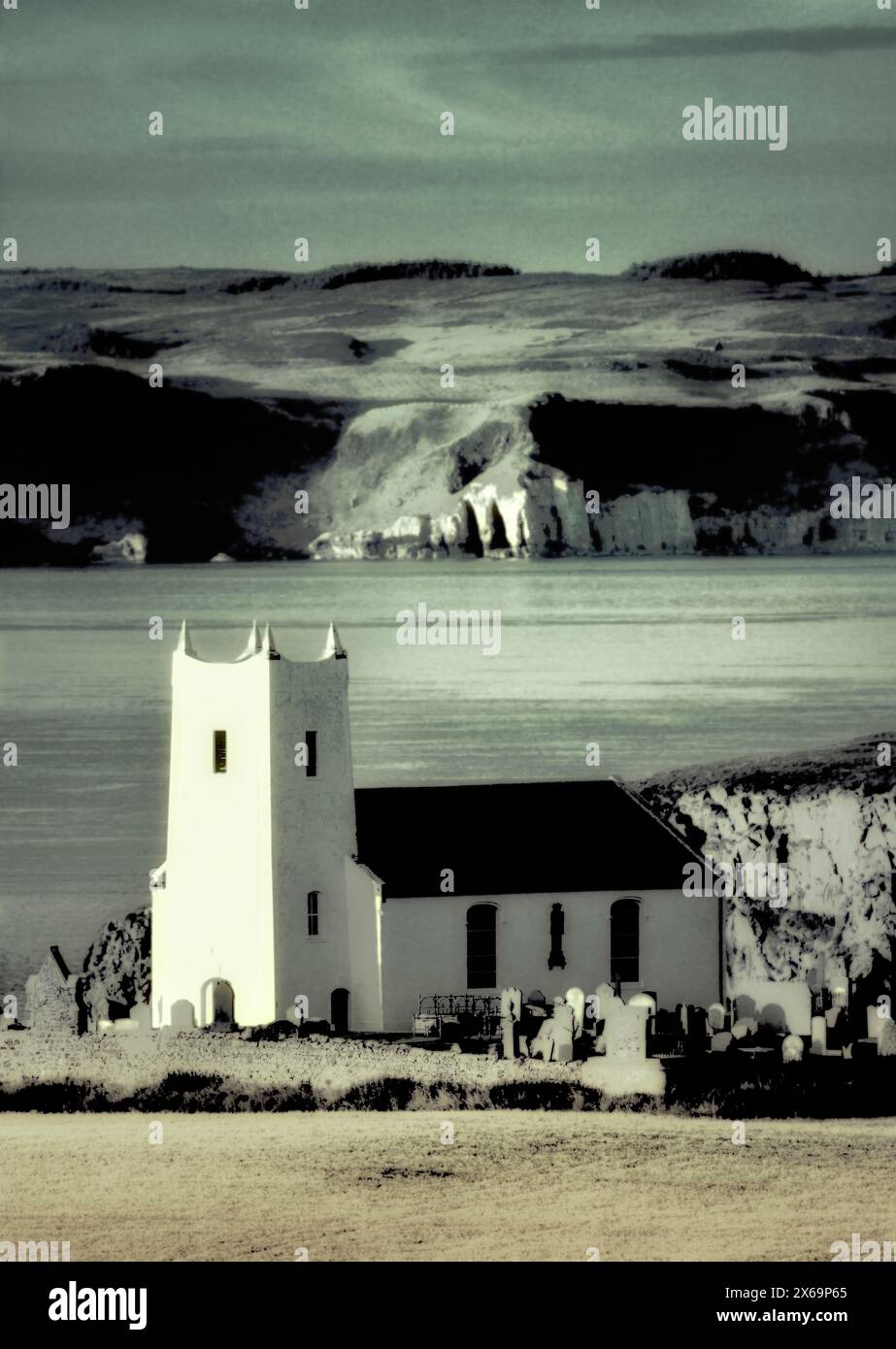 Ballintoy église paroissiale à Ballintoy Harbour près de Bushmills sur le Comté d'Antrim Coast Road. L'île de Rathlin derrière. L'Irlande du Nord Banque D'Images