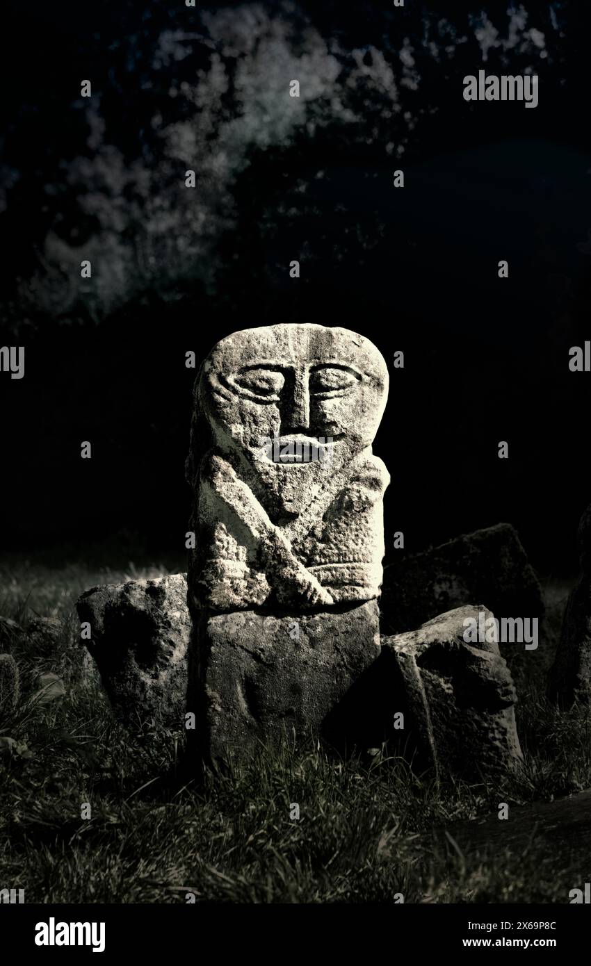 Cimetière de Caldragh, Boa Island, Lower Lough Erne, Irlande. Face ouest Janus Stone double face. Sculpture préhistorique celtique. Une fecondite Sheela na gig Banque D'Images