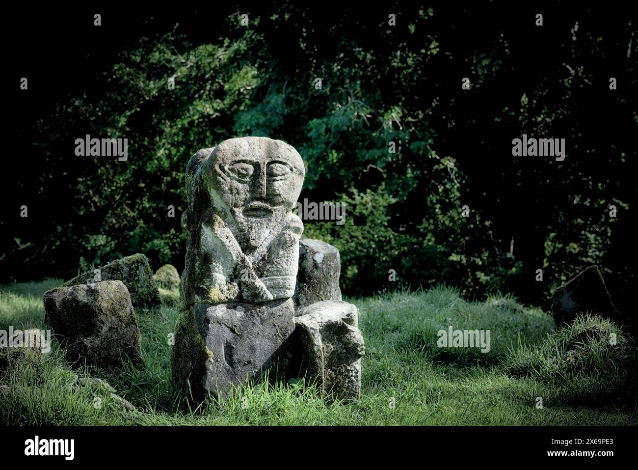 Cimetière de Caldragh, Boa Island, Lower Lough Erne, Irlande. Face ouest Janus Stone double face. Sculpture préhistorique celtique. Une fecondite Sheela na gig Banque D'Images