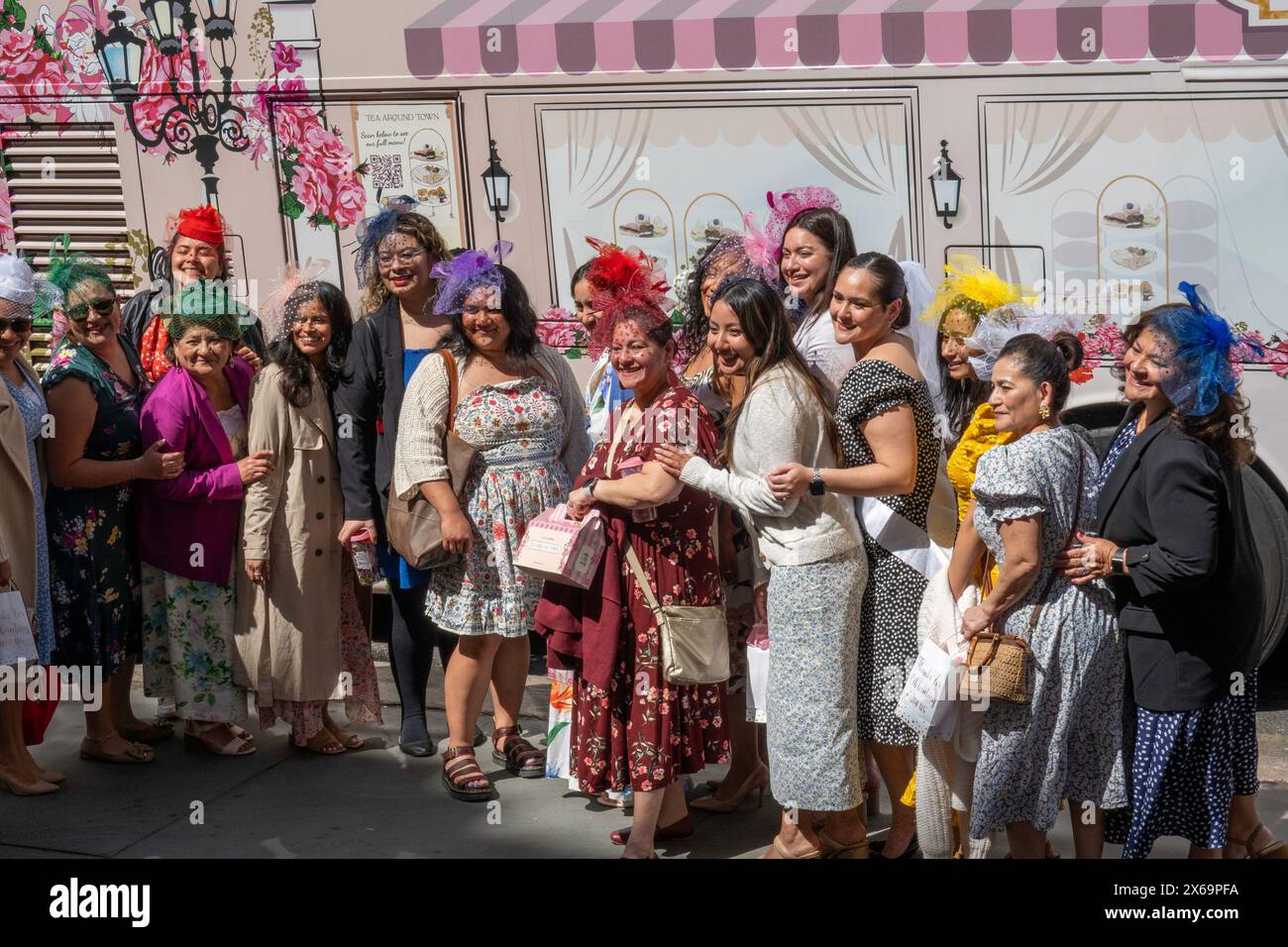Des femmes bien habillées posent pour des photos devant le bus de fête 'tea around Town' le 42e à Midtown Manhattan par une journée ensoleillée, NYC, USA Banque D'Images