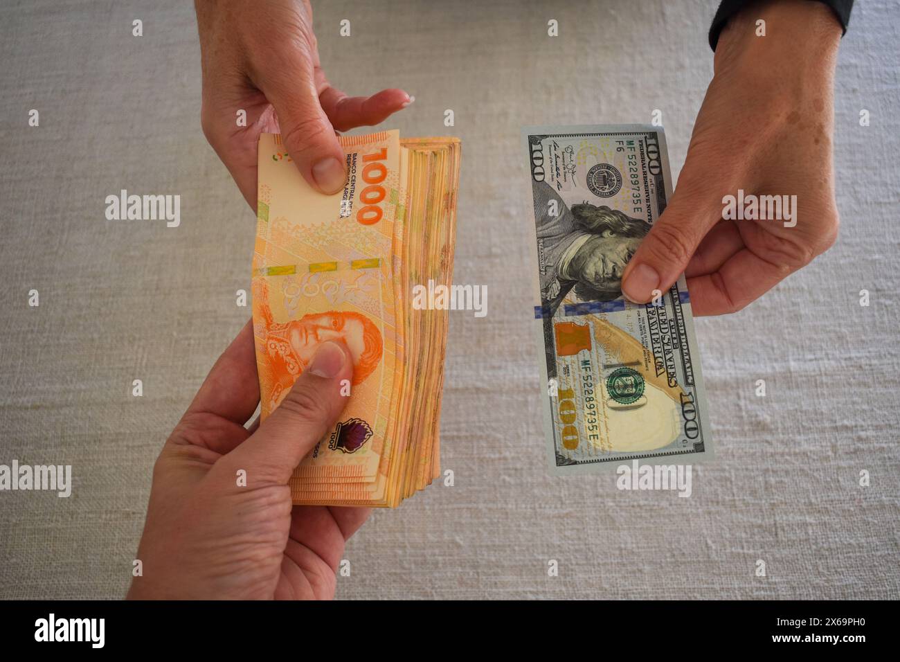 Échanger des dollars américains contre des pesos argentins, symbole de l'inflation en Argentine Banque D'Images