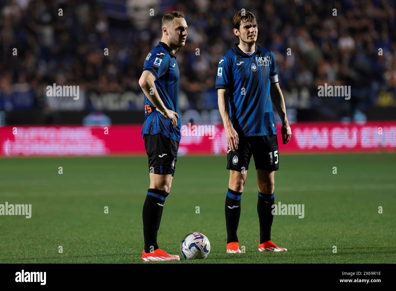 Bergame, Italie. 12 mai 2024. Italie, Bergame, 12 mai 2024 : Teun Koopmeiners (Atalanta) coup franc près de la zone de pénalité en première mi-temps pendant le match de football Atalanta BC vs AS Roma, jour 36 Serie A Tim 2023-2024 Gewiss StadiumAtalanta BC vs AS Roma, Lega Calcio Serie A 2023/2024 jour 36 au stade Gewiss (photo de Fabrizio Andrea Bertani/Pacific Press) crédit: Pacific Press Media production Corp./Alamy Live News Banque D'Images