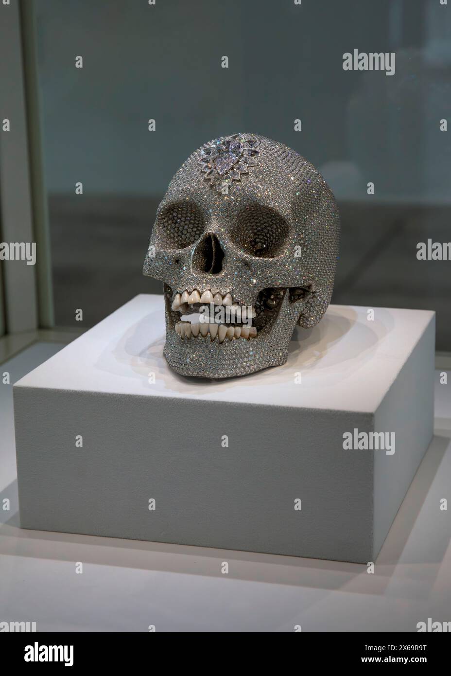 Le crâne incrusté de diamants de Damien Hirst intitulé pour l'amour de Dieu exposé dans une vitrine Banque D'Images