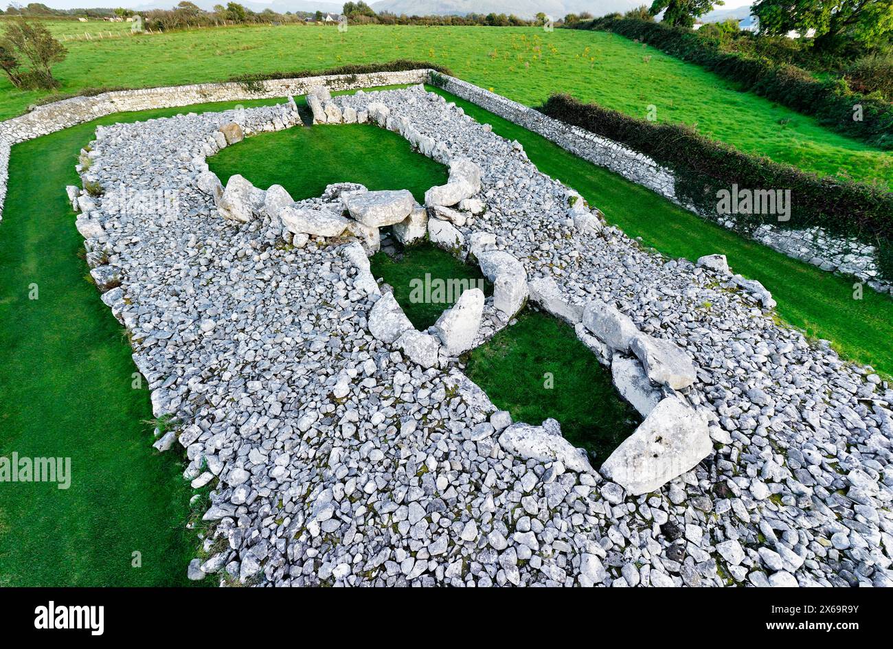 Creevykeel tombeau de cour préhistorique enterrement cairn 4500+ ans. Cliffony, Sligo, Irlande. Chambre de sépulture double intérieure avec cour fermée au-delà Banque D'Images